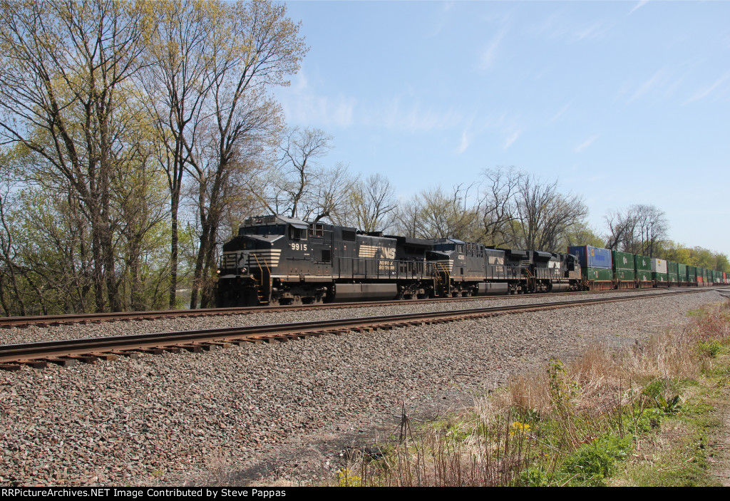 NS 9915 leads train 21E